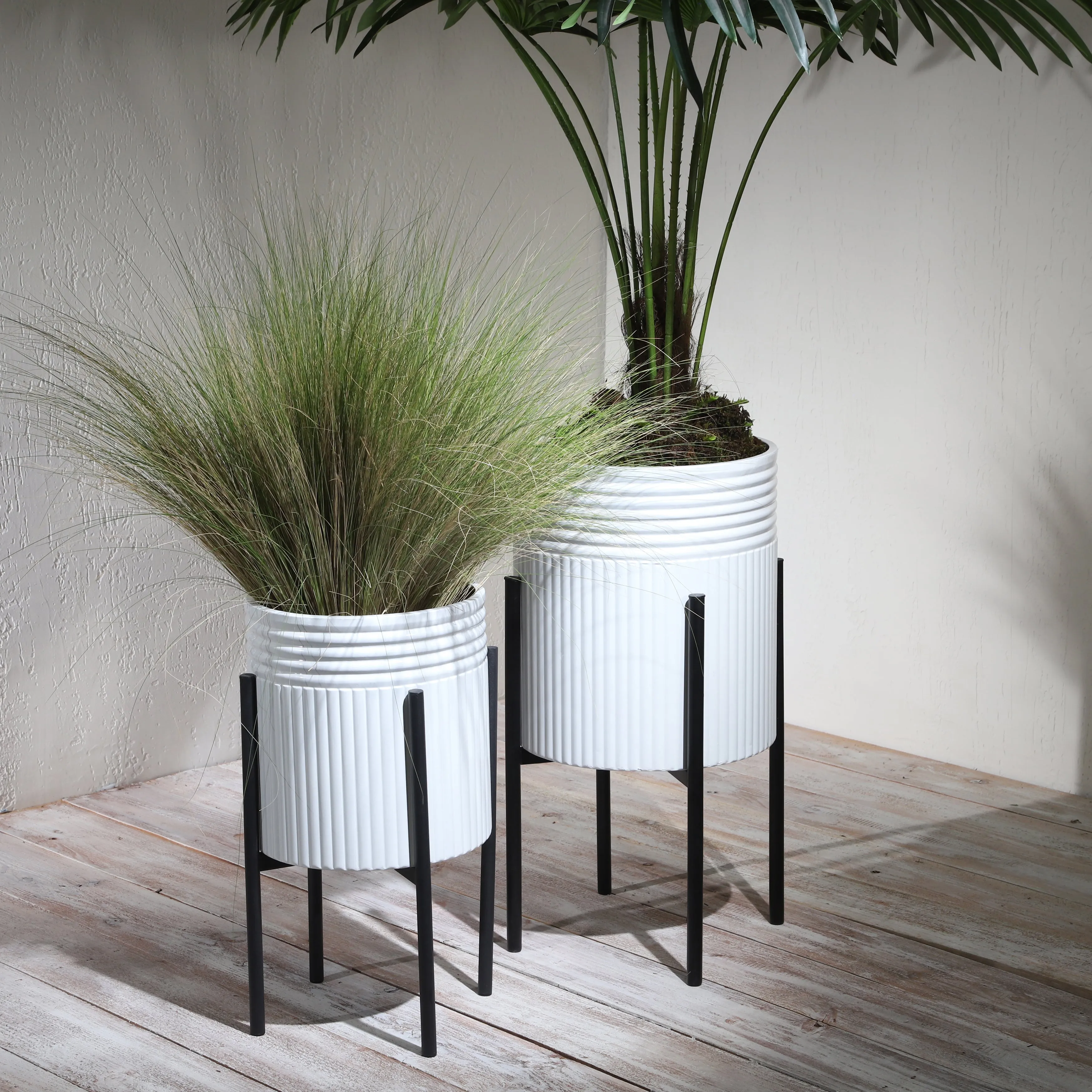S/2 DUNES PLANTER ON METAL STAND, WHT/BLK